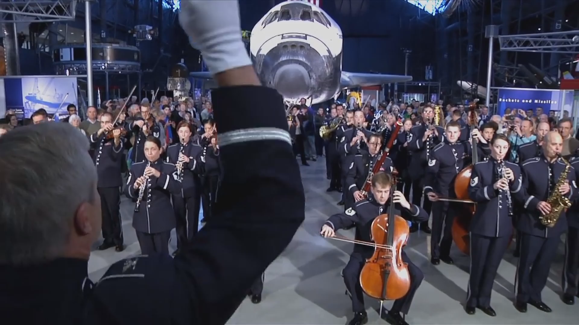 The USAF Band - 2014 Holiday Flash Mob Holiday Programming